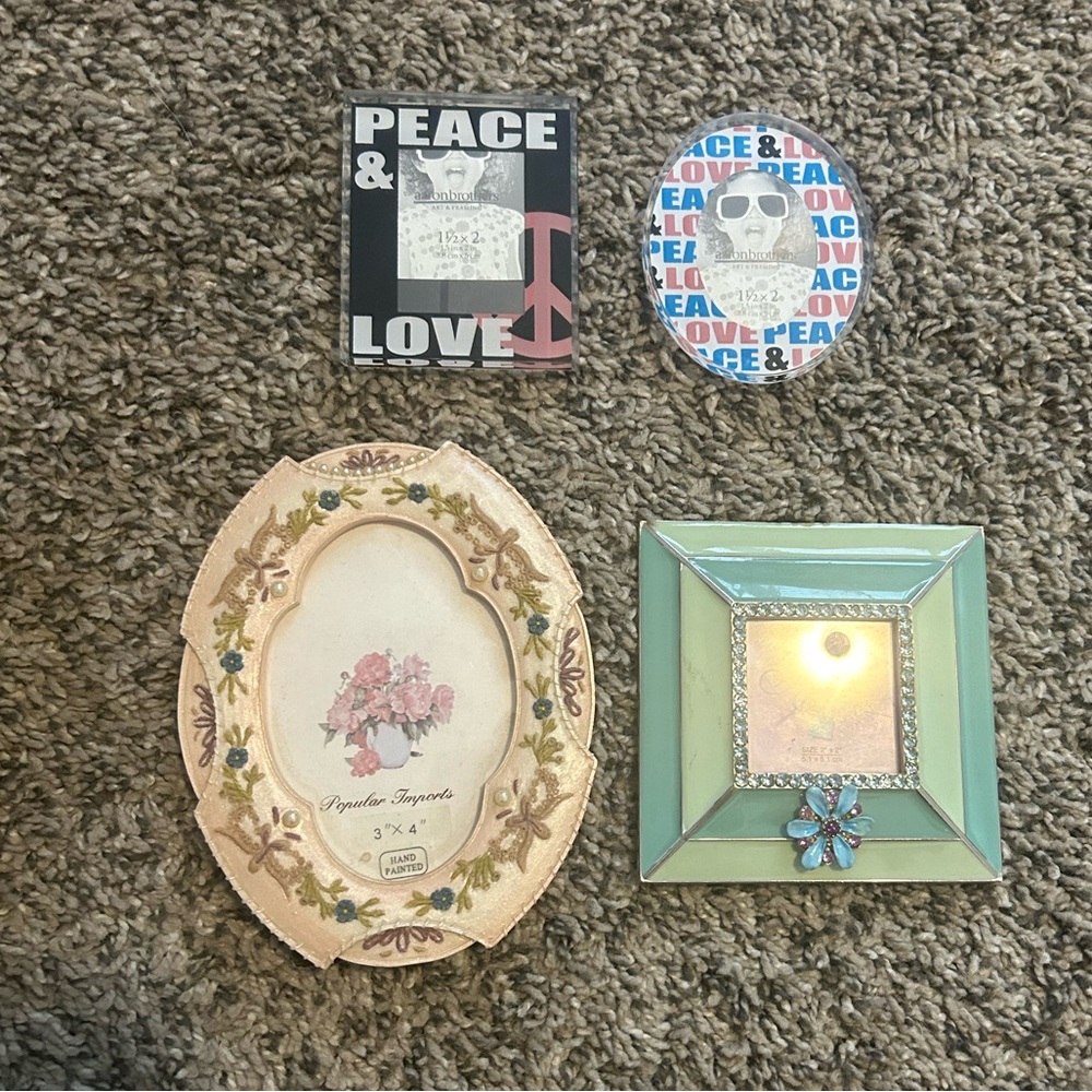 4 little picture frames